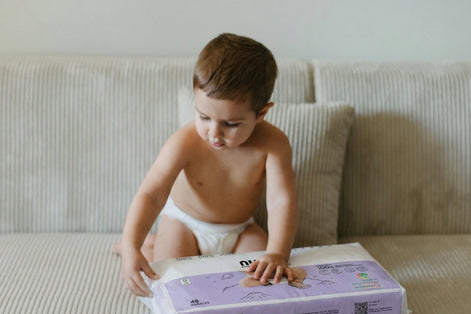 un bebé explorando la bolsa de pañales etapa 4 Nunuū