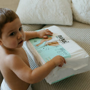 bebé intentando abrir la bolsa de pañales Etapa 3 Nunuū