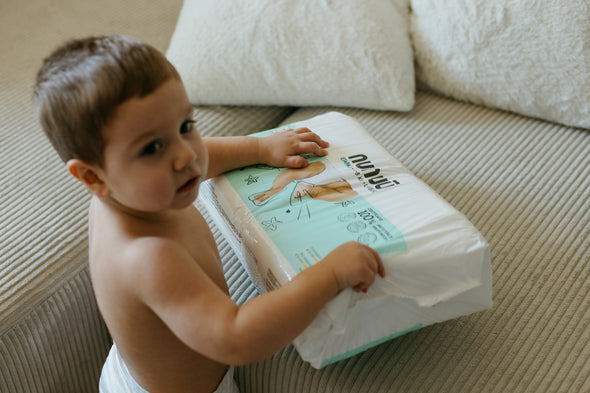 bebé intentando abrir la bolsa de pañales Etapa 3 Nunuū