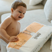 bebé jugando con bolsa de pañales Etapa 5 Nunuū