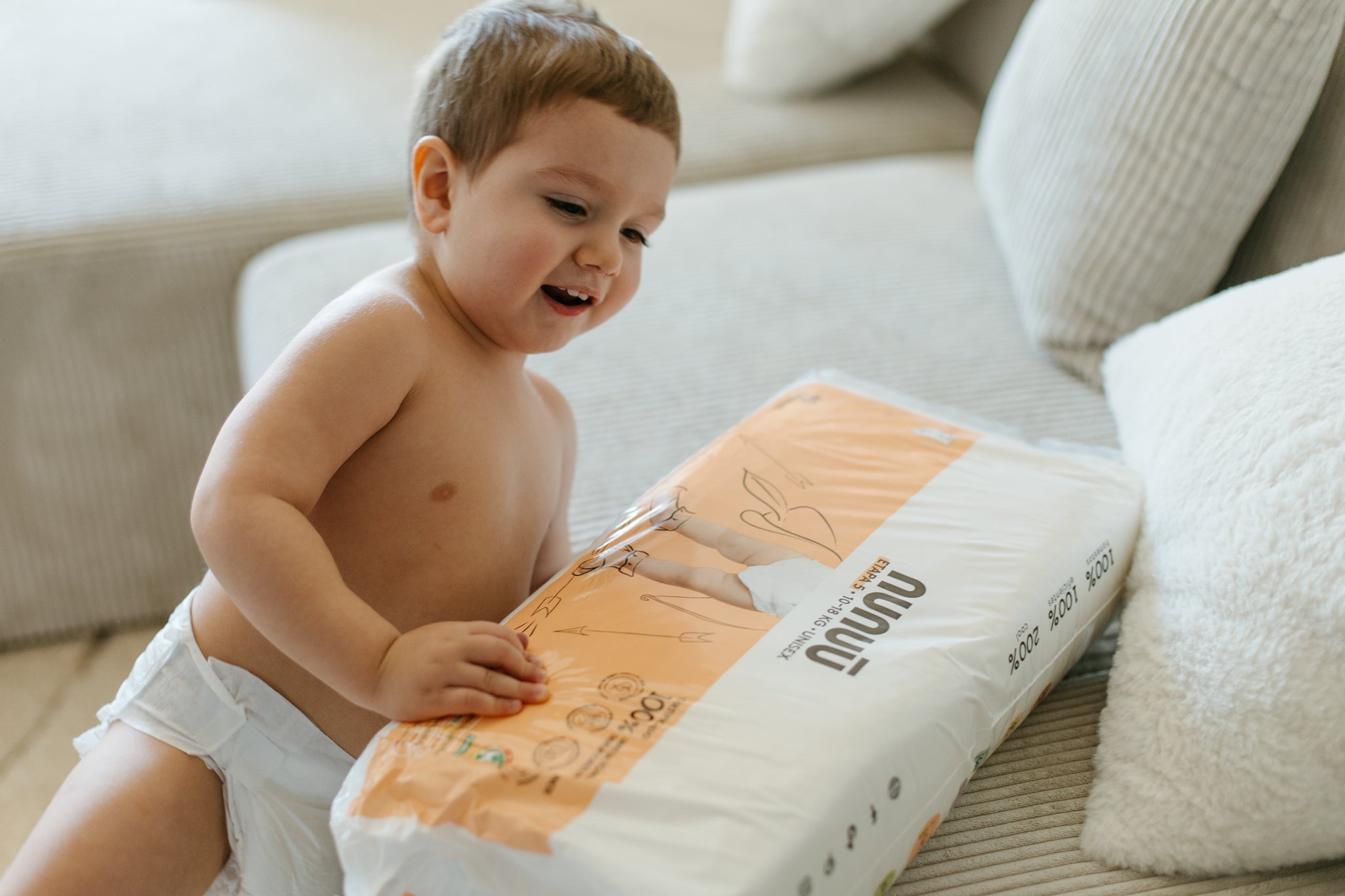 bebé jugando con bolsa de pañales Etapa 5 Nunuū