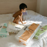 Niño jugando con bolsas de pañales Nunuū