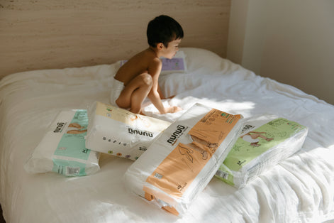 Niño jugando con bolsas de pañales Nunuū